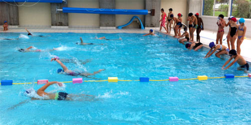 Une piscine avec de jeune nageurs